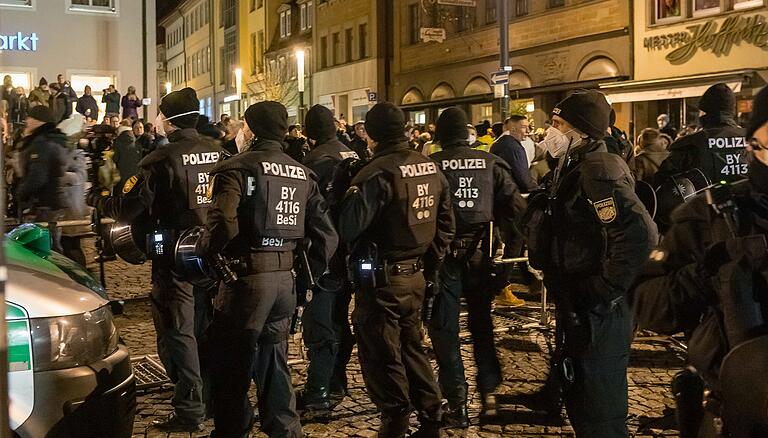 Die Polizei sicherte an den Adventssonntagen die Versammlungen in Schweinfurt mit Protesten gegen die Impfpflicht mit starken Kräften ab - wie hier am 19. Dezember.