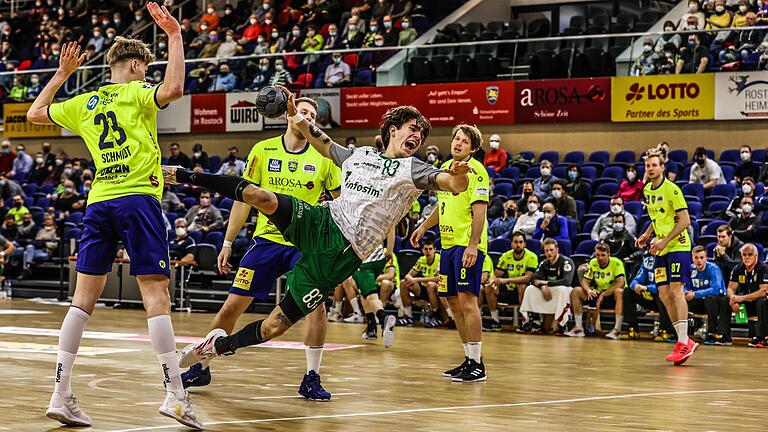 Rimpars Kreisläufer Alexander Merk, mit 18 Jahren der Jüngste im Team des Handball-Zweitligisten, lieferte in Rostock vorne wie hinten eine herausragende Leistung ab.