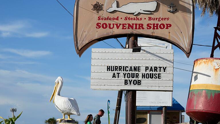 Hurrikan &bdquo;Beryl&rdquo; - USA       -  Ein geschlossenes Restaurant in Texas kündigt eine &bdquo;Hurrikan-Party bei dir zuhause&rdquo; an