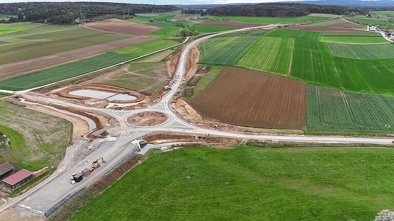 Immer wieder machen Unbekannte auf der Baustelle der neuen Umgehung Wiesenfeld mit Baugeräten Spritztouren.&nbsp;