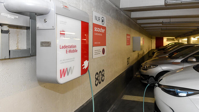 E-Autos: Ist das Laden in WVV-Parkhäusern teurer geworden? - Parken und Strom tanken: Die SVG-Parkhäuser haben in Würzburg jetzt ihre Ladestationen umgerüstet. Sie erkennen, was das E-Auto an Leistung braucht, und regeln den Tarif. E-Autos: Ist das Laden in WVV-Parkhäusern teurer geworden? - Parken und Strom tanken: Die SVG-Parkhäuser haben in Würzburg jetzt ihre Ladestationen umgerüstet. Sie erkennen, was das E-Auto an Leistung braucht, und regeln den Tarif.