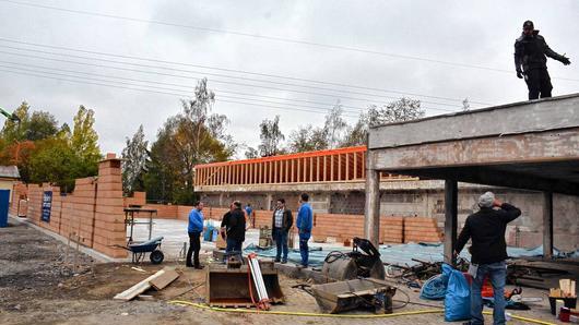 Reger Betrieb herrscht am Mittwoch am Mooswälchen: Die Arbeiten zum Neubau des Bowlingcenters und zur Wiederherstellung der benachbarten Büro- und Ladenflächen haben nun begonnen.