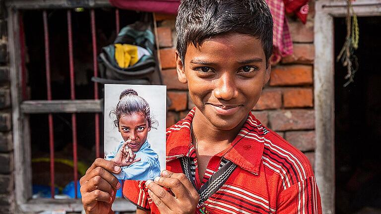 Projekt mit Slumbewohnern: Bei jedem ihrer Besuche in Kalkutta bringt Simone Bauer die Bilder des Vorjahres mit, besucht die Frauen und Kinder wieder und fotografiert sie mit ihrem Foto. Dieses Projekt läuft nun seit vier Jahren und wird fortgeführt, so die Hobbyfotografin.