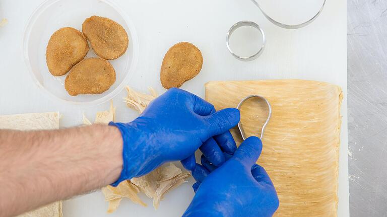 Nuggets werden im Deutschen Institut für Lebensmitteltechnik (DIL) aus einem Sojatexturat ausgestochen. Das aus Soja gewonnene Produkt ist Grundlage für Fleischersatzprodukte. Nuggets werden im Deutschen Institut für Lebensmitteltechnik (DIL) aus einem Sojatexturat ausgestochen. Das aus Soja gewonnene Produkt ist Grundlage für Fleischersatzprodukte. 