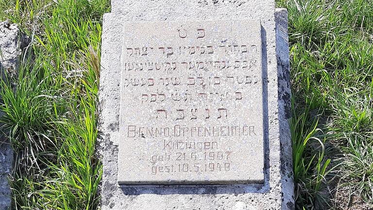 Der Grabstein Benno Oppenheimers auf dem Jüdischen Friedhof Rödelsee über seiner Urne.