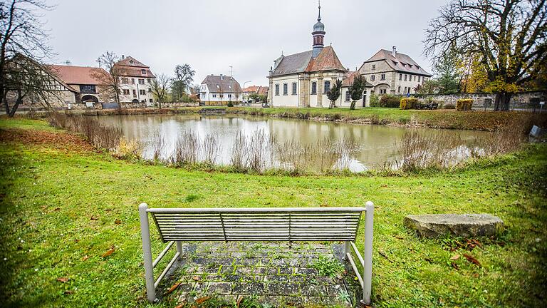 Dorfkirche St. Michael vor dem See im Burgpreppacher Gemeindeteil Leuzendorf.