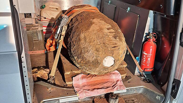 Dieses von der Stadt Schweinfurt veröffentlichte Foto zeigt die entschärfte Fliegerbombe vor dem Abtransport. Sie wiegt 500 Kilogramm, stammt aus dem Zweiten Weltkrieg und wurde bei Bauarbeiten in der Nähe der Ernst-Sachs-Straße bei einer Logistikfirma gefunden.&nbsp;