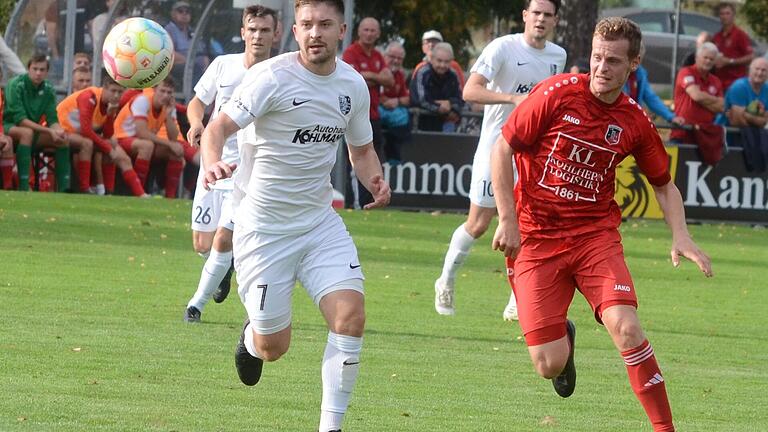 Den Ball im Blick: Karlburgs Markus Mjalov (links), vorige Saison noch in Fuchsstadt, und sein Gegenspieler Dominik Ebert. Den Ball im Blick: Karlburgs Markus Mjalov (links), vorige Saison noch in Fuchsstadt, und sein Gegenspieler Dominik Ebert.