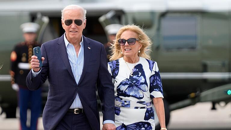 Ehepaar Biden in East Hampton       -  US-Präsident Joe Biden und First Lady Jill Biden kommen mit der Marine One am East Hampton Airport an.