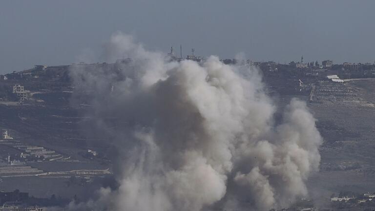 Nahostkonflikt - Libanon       -  Rauch steigt nach einem israelischen Bombardement im Südlibanon auf. (Archivbild)