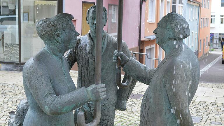 Rund um diese Herren vor dem Rathaus in Bad Brückenau herrscht am Mantelsonntag Markttreiben. Rund um diese Herren vor dem Rathaus in Bad Brückenau herrscht am Mantelsonntag Markttreiben.
