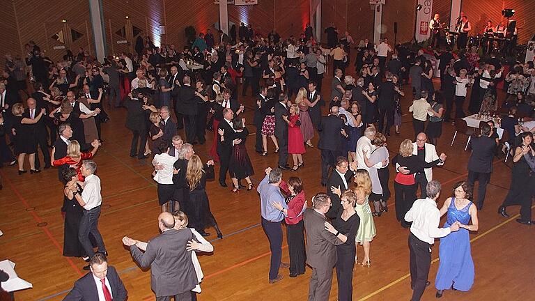 Über 300 Paare genossen am Samstag den 46. Rosenball, den Benefizball der Caritas im Landkreis Haßberge im Oberaurach-Zentrum in Trossenfurt.