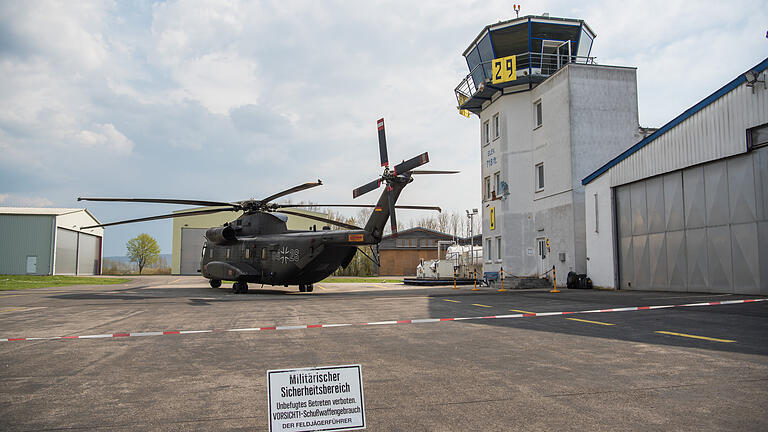 Ein tödliches Ende nahm am 9. April 2018 der Versuch dieses Bundeswehrtransporthubschraubers, am Flugplatz Haßfurt zu tanken. Die Sikorsky CH 53 geriet mit ihren Rotorblättern an den Tower, herausgeschleuderte Gebäudeteile trafen einen Flugplatzmitarbeiter und töteten ihn.