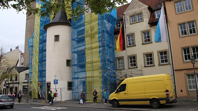 Wenn das Kitzinger Rathaus die Hüllen fallen lässt, soll es in neuer alter Schönheit erstrahlen. Das aber kann noch ein Weilchen dauern.