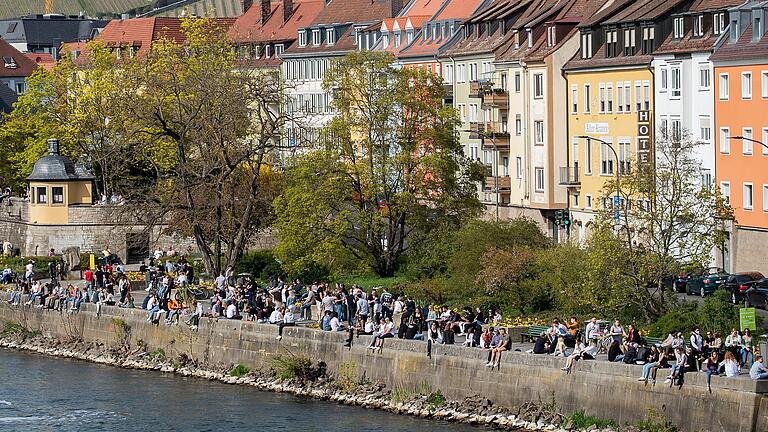 Zahlreiche Menschen bevölkern bei herrlichen Temperaturen das Mainufer am Alten Kranen in Würzburg. Dies dürfte auch an diesem Wochenende wieder der Fall sein. Zahlreiche Menschen bevölkern bei herrlichen Temperaturen das Mainufer am Alten Kranen in Würzburg. Dies dürfte auch an diesem Wochenende wieder der Fall sein.