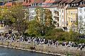 Zahlreiche Menschen bevölkern bei herrlichen Temperaturen das Mainufer am Alten Kranen in Würzburg. Dies dürfte auch an diesem Wochenende wieder der Fall sein.