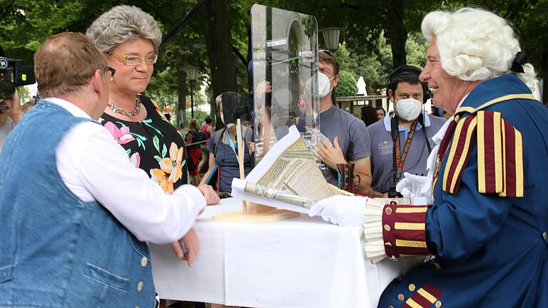 Wozu eine Plexiglasscheibe? Georg Kaltengruber findet das komisch - im wahrsten Sinn des Wortes.&nbsp;