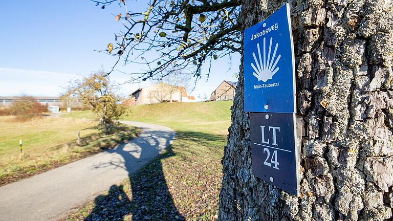 Ausflugstipp LT 24 Niederstetten - Wermutshausen - Vorbachzimmern - Niederstetten: Die Wanderung ist einem blauen LT 24 Schild gekennzeichnet. Ausflugstipp LT 24 Niederstetten - Wermutshausen - Vorbachzimmern - Niederstetten: Die Wanderung ist einem blauen LT 24 Schild gekennzeichnet.