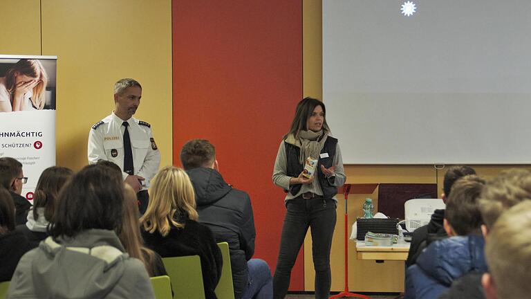 Im Bild: Alexandra Göbel und Thiemo Barthel bei der Aufklärung über K.-o.-Tropfen.