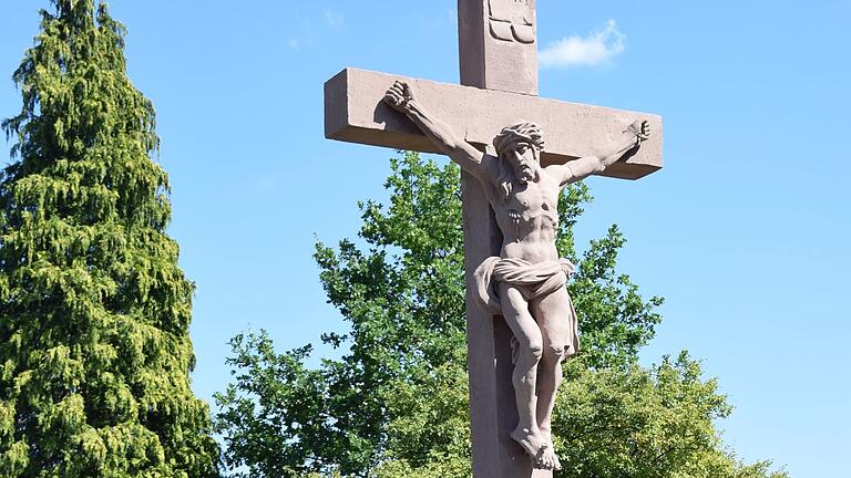 Den Rohrbacher Friedhof prägt das große Sandsteinkreuz. Die Stadt Karlstadt hat das Kreuz renovieren lassen.