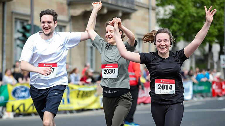 Bei schönem Wetter lockte der 34. Würzburger Residenzlauf viele Läuferinnen und Läufer sowie Besucher auf den Residenzplatz. Die Erwachsenen traten in verschiedenen Kategorien an, hier der Fit-and-fun-Lauf.&nbsp;