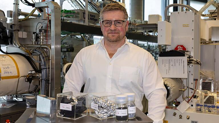 Elektrodenfolie oder wiederverwertbares Anodenpulver: Andreas Bittner von Cell Circle hat sich zur Aufgabe gemacht, das Recycling von Batterien zu verbessern. Elektrodenfolie oder wiederverwertbares Anodenpulver: Andreas Bittner von Cell Circle hat sich zur Aufgabe gemacht, das Recycling von Batterien zu verbessern.