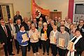 Vorsitzender Heinz Menig (links) ernannte verdiente Mitglieder des FC Helmstadt zu Ehrenmitgliedern und überreichte eine Dankurkunde an die Mitglieder.