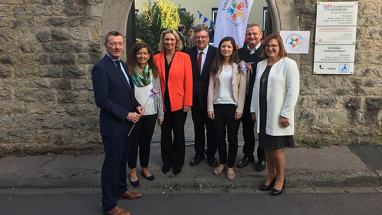 Sie alle kamen zur Eröffnung des neuen Familienstützpunkts in Ochsenfurt (v.l.).: Bürgermeister Peter Juks, Christine Haupt-Kreutzer (stellvertetende Landrätin, Lkr. Würzburg), Bayerns Familienministerin Kerstin Schreyer, SPD-Landtagsabgeordneter Volkmar Halbleib, Franziska Ruppert (Leiterin des Familienstützpunkts), CSU-Landtagsabgeordneter Manfred Ländner und die zweite Bürgermeisterin Rosa Behon.  Foto: stmas/gehlert