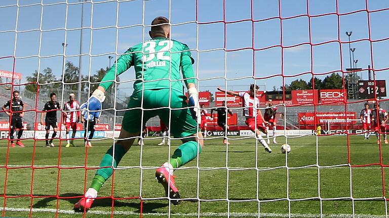 Die Entscheidung in der dritten Minute der Nachspielzeit: Kickers-Kapitän Sebastian Schuppan verlädt Halles Torhüter Tom Müller und schießt Würzburg in die Zweite Bundesliga.