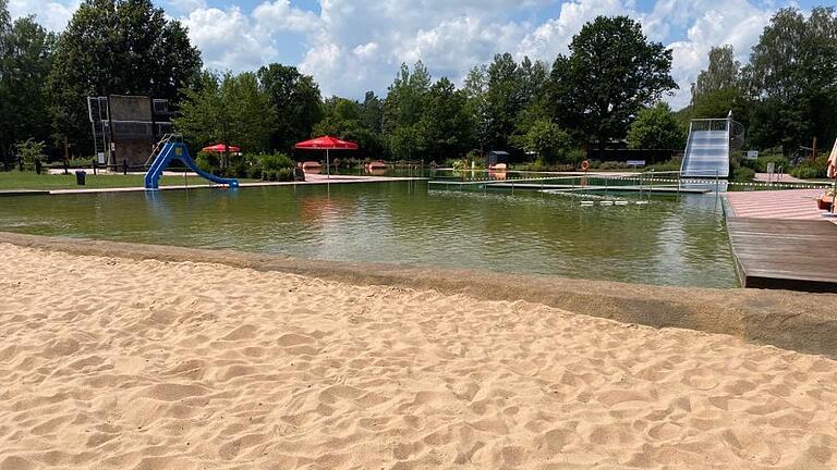 Der Nichtschwimmerbereich im 'Naturerlebnisbad im Kemnather Land' in Immenreuth (Oberpfalz) hat sogar einen Strand.