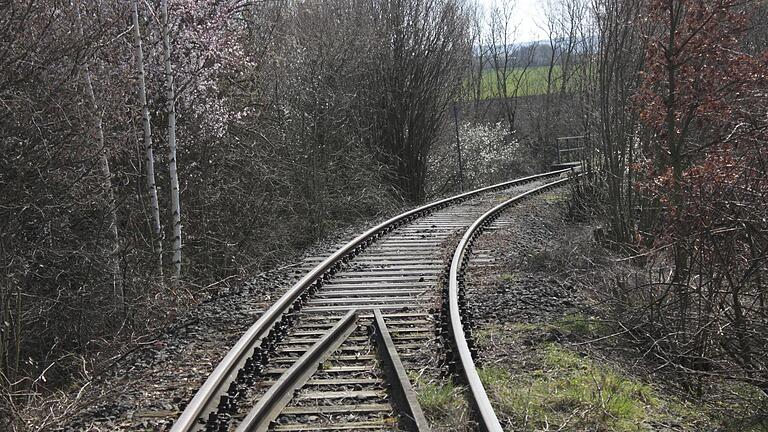 Die Thüringer Eisenbahn GmbH möchte die bahntechnische Infrastruktur der Steigerwaldbahn-Trasse soweit ertüchtigen, dass dort wieder Züge fahren können. Über den Antrag ist noch nicht entschieden.&nbsp;