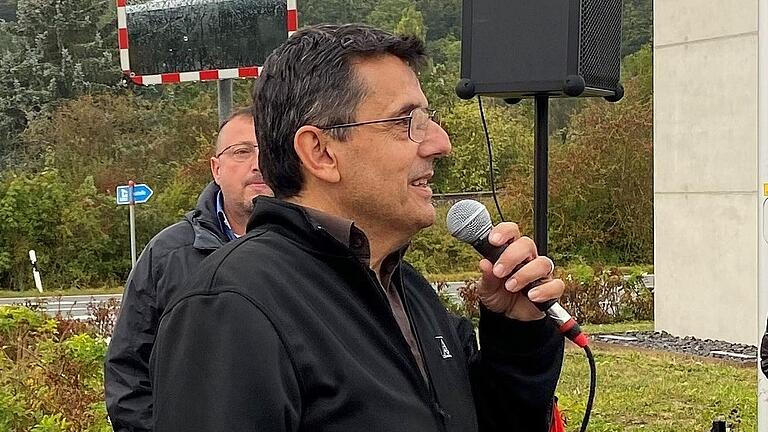 Gürcan Erdinc, Betriebsratsvorsitzender bei MIWE in Arnstein, verkündet der streikbereiten Belegschaft vor dem Werkstor, dass der Arbeitgeber nun doch zu Verhandlungen über einen Haustarifvertrag bereit ist. Gürcan Erdinc, Betriebsratsvorsitzender bei MIWE in Arnstein, verkündet der streikbereiten Belegschaft vor dem Werkstor, dass der Arbeitgeber nun doch zu Verhandlungen über einen Haustarifvertrag bereit ist.
