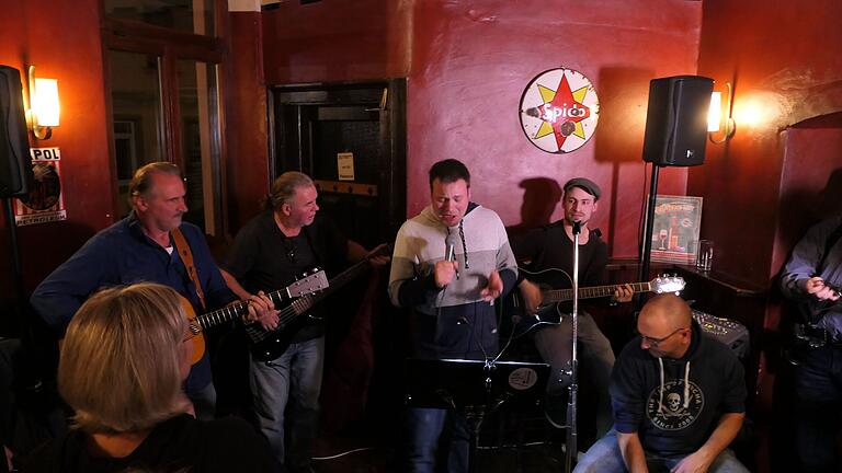 Beim Musikerstammtisch im Lohrer Café Mann bildete sich spontan eine Gruppe (von links): Georg Fath, Guido Helmling, Max Baumer, Nico Rauch und Thomas Baumeister.&nbsp;