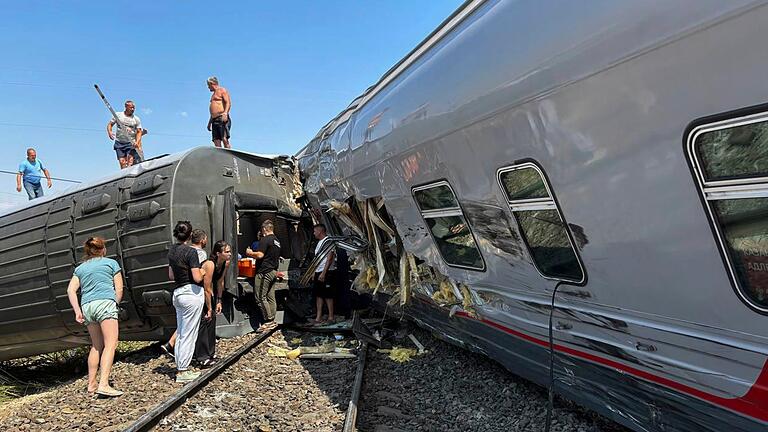 Zugunglück in Russland       -  Nach RZD-Angaben kippten in der Region Wolgograd acht Waggons von den Gleisen.