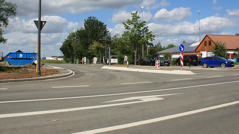 Die kürzlich gebaute Einmündung samt Linksabbiegespur von der Schallfelder Straße in die Keltenstraße, die zum Baugebiet 'Am Nützelbach II' führt.