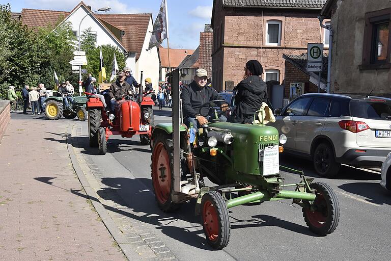 Saatmarkt mit Schleppertreffen in Remlingen. Mehr als 40 Verkaufsstände und viel Informationen in den bunt geschmückten Höfen und Gassen Saatmarkt mit Schleppertreffen in Remlingen. Mehr als 40 Verkaufsstände und viel Informationen in den bunt geschmückten Höfen und Gassen