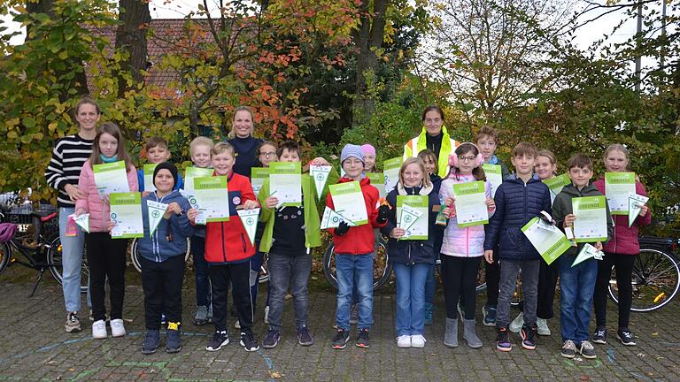 Das Foto zeigt Klassenlehrerin Simone Schirm, ViertklässlerInnen sowie&nbsp; Frau Aust und Frau Diener.