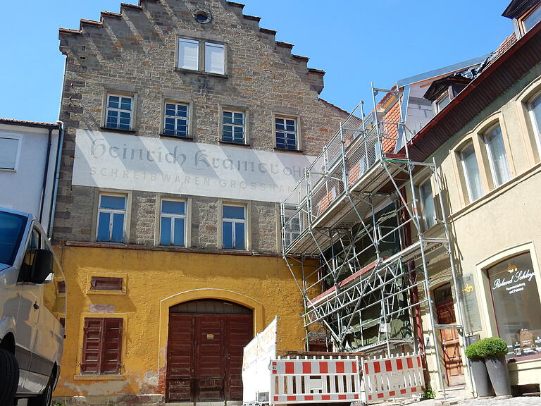 Bereits hergerichtet wird die Krumme Gasse 36. Gekauft hat die Stadt jüngst auch die Krumme Gasse 38 – das Haus mit dem markanten Treppengiebel.&nbsp;