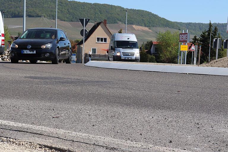 Der Verkehr rollt zwar durch den neuen B8-Kreisel bei Iphofen, aber wegen Mängeln im Fahrbahnbelag nicht so reibungslos wie gewünscht. Der Verkehr rollt zwar durch den neuen B8-Kreisel bei Iphofen, aber wegen Mängeln im Fahrbahnbelag nicht so reibungslos wie gewünscht.