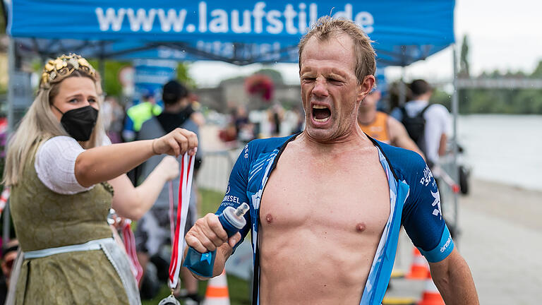 Mit rund 700 Teilnehmern fand am Samstag 07.08.21 unter strengen Corona Regeln der Mainfrankentriathlon in Kitzingen statt. Alle Rahmenprogramme, Verpflegung, Bratwurstverkauf und Getränkeverkauf sind ausgefallen. Es wurde der reine Wettkampf durchgeführt.