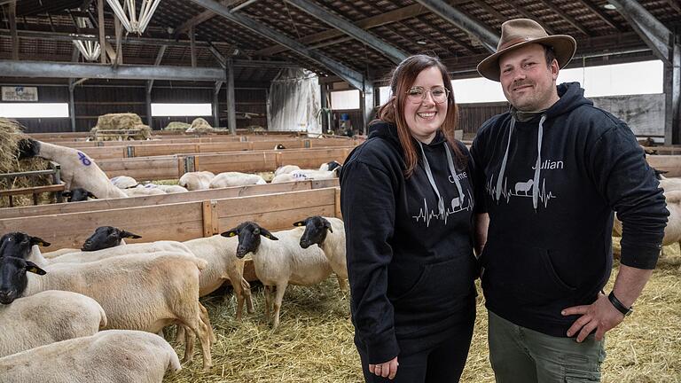 Schäfer Julian Schulz mit Ehefrau Carmen im Stall der Weidegemeinschaft Rhönschaf in Ginolfs.&nbsp;