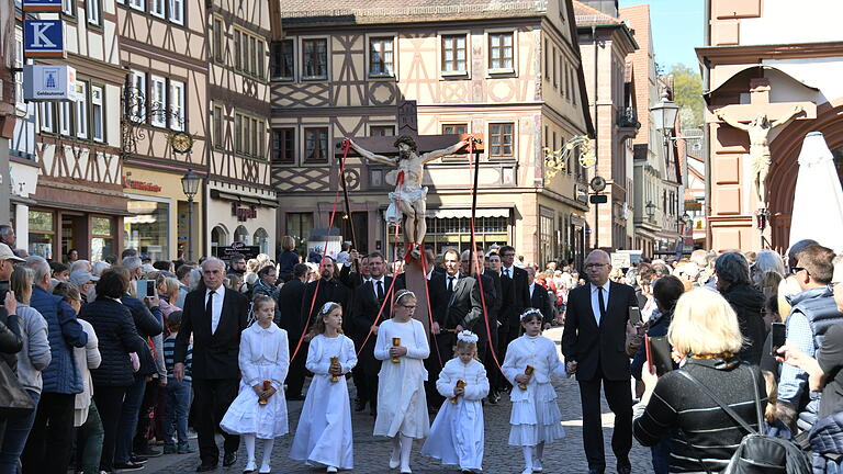 2023 soll es nach drei Jahren Pause  wieder eine Karfreitagsprozession in Lohr geben. Dieses Archivfoto ist bei der Karfreitagsprozession 2019 entstanden.&nbsp;