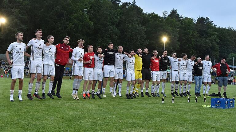 Hüpfend und singend feiern die Spieler der SG Hausen/Nordheim trotz des verlorenen Relegationsspiels gegen die SG Oerlenbach/Ebenhausen zusammen mit ihren Fans. Hüpfend und singend feiern die Spieler der SG Hausen/Nordheim trotz des verlorenen Relegationsspiels gegen die SG Oerlenbach/Ebenhausen zusammen mit ihren Fans.