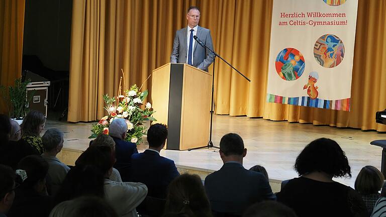 Der neue Schulleiter Robert Jäger sprach bei seiner Amtseinführung am Celtis-Gymnasium. Der neue Schulleiter Robert Jäger sprach bei seiner Amtseinführung am Celtis-Gymnasium.