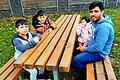 Nours Diab aus Syrien mit seinen drei Kindern: Die fünfköpfige Familie wohnt zurzeit in einem 30-Quadratmeter-Zimmer in Roden, kann aber bald in ihre erste eigene Wohnung in Marktheidenfeld ziehen.