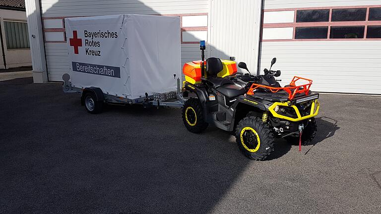 Das Volkacher ATV-Quad in der Rettungsdienstausführung - mit Blaulicht und Martinshorn. Es kann auch einen Anhänger ziehen, in dem zusätzliches Rettungsdienstmaterial eingelagert werden könnte. Das Volkacher ATV-Quad in der Rettungsdienstausführung - mit Blaulicht und Martinshorn. Es kann auch einen Anhänger ziehen, in dem zusätzliches Rettungsdienstmaterial eingelagert werden könnte.