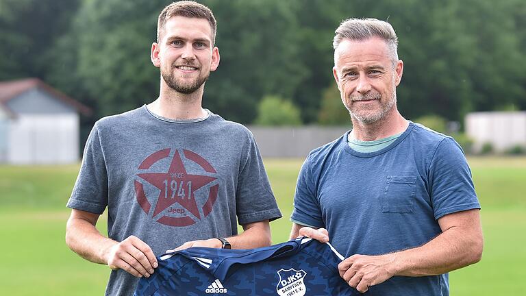 Spielt zusammen mit Luca Zeiß statt in Sand künftig in Dampfach: Christopher Gonnert, hier mit DJK-Trainer Oliver Kröner. Spielt zusammen mit Luca Zeiß statt in Sand künftig in Dampfach: Christopher Gonnert, hier mit DJK-Trainer Oliver Kröner. 
