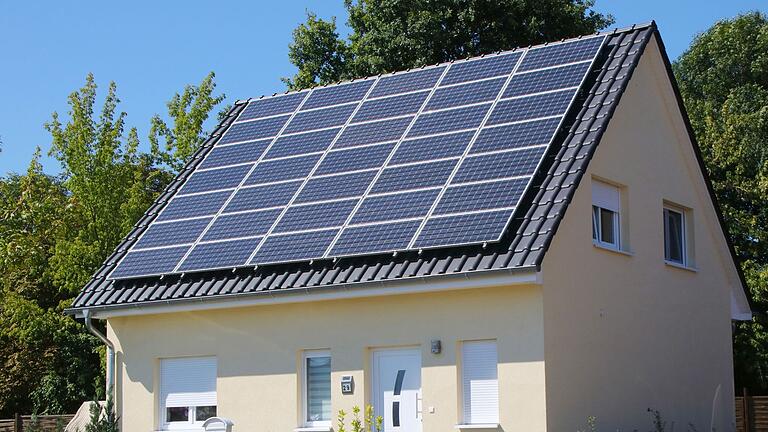 Einfamilienhaus mit Photovoltaikanlage auf dem Dach.jpeg       -  Wer das eigene Haus an die nächste Generation übergeben will, hat dazu mehrere Möglichkeiten. Unsere Experten klären auf.