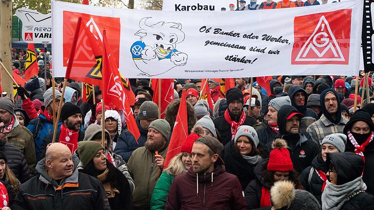 Protest-Kundgebung der IG Metall  in Wolfsburg       -  Tausende Teilnehmer demonstrieren vor dem Werk am Verhandlungsort in der Volkswagen Arena, mit anschließender Protest-Kundgebung direkt vor dem Stadion.