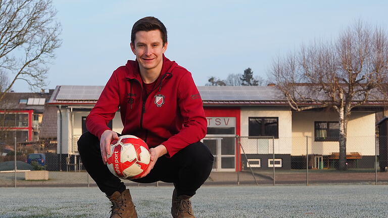 Ehrenamts-Preis für Lukas Göbel vom TSV Thundorf - Unser Bild zeigt Lukas Göbel auf dem Sportplatz des TSV Thundorf. Dort also, wo der 30-Jährige einen Großteil seiner Freizeit ehrenamtlich verbringt. Ehrenamts-Preis für Lukas Göbel vom TSV Thundorf - Unser Bild zeigt Lukas Göbel auf dem Sportplatz des TSV Thundorf. Dort also, wo der 30-Jährige einen Großteil seiner Freizeit ehrenamtlich verbringt.